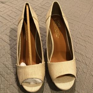 Tom’s Peep-toe Wedges